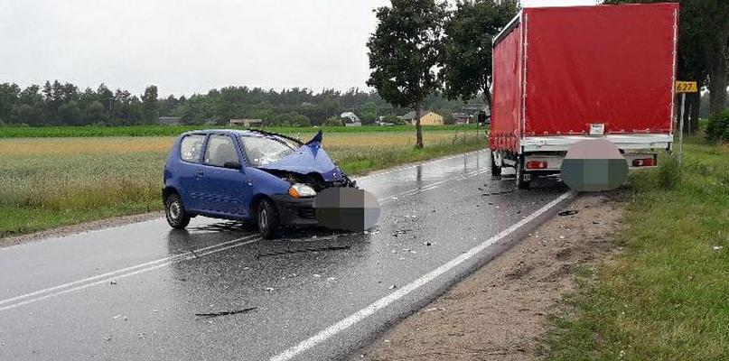 40-latka z seicento na mokrej jezdni uderzyła w dostawczaka
