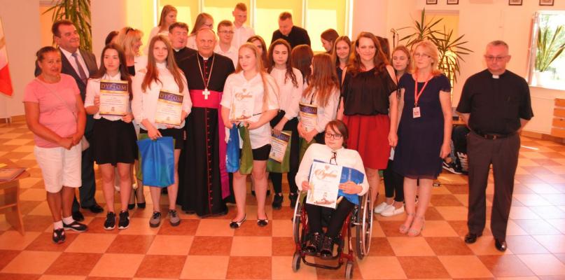 Laureatom osobiście gratulował biskup Tadeusz Pikus