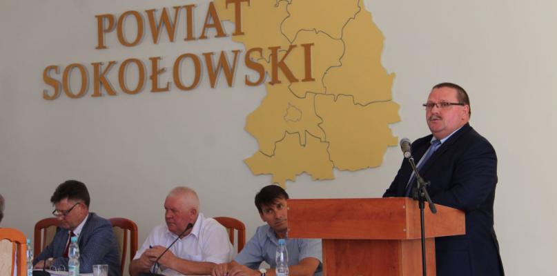 Sesja absolutoryjna w powiecie w atmosferze przepychanek