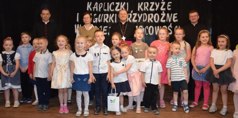 Nagrody za kapliczki dzieci odebrały z rąk biskupa Pikusa