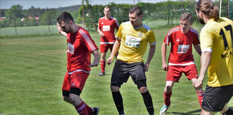 Emocjonujące piłkarskie derby powiatu sokołowskiego w lidze okręgowej za nami