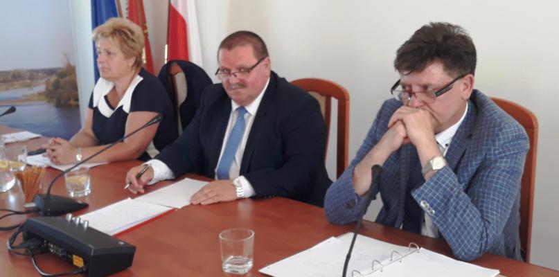 Przewodniczący rady powiatu knebluje opozycję?
