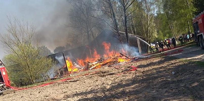Jeden budynek spłonął, ale pozostałe strażacy uratowali
