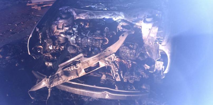 Spłonął volkswagen, ogień uszkodził też dwa inne auta