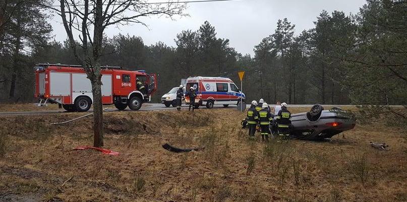 Auto leżało na dachu, a kierowca gdzieś zniknął