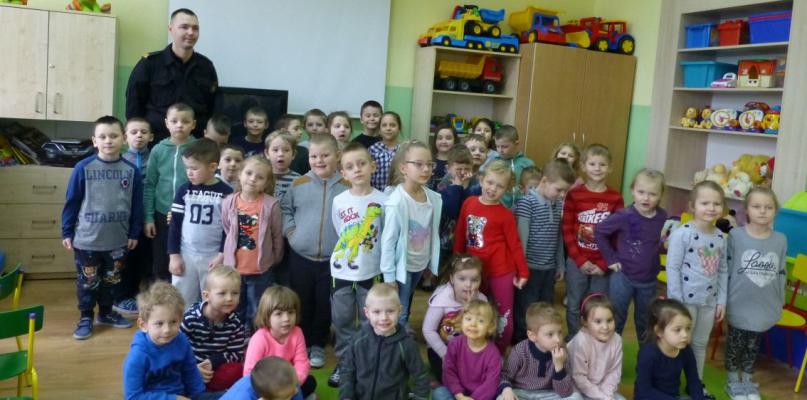 Prawdziwy strażak odwiedził przedszkolaków ze Sterdyni