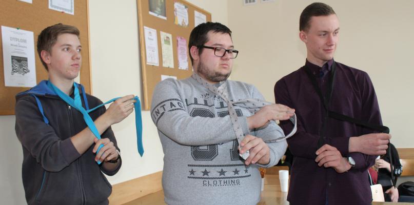 Chłopcy uczyli się wiązania krawatów, dziewczęta - tajników makijażu
