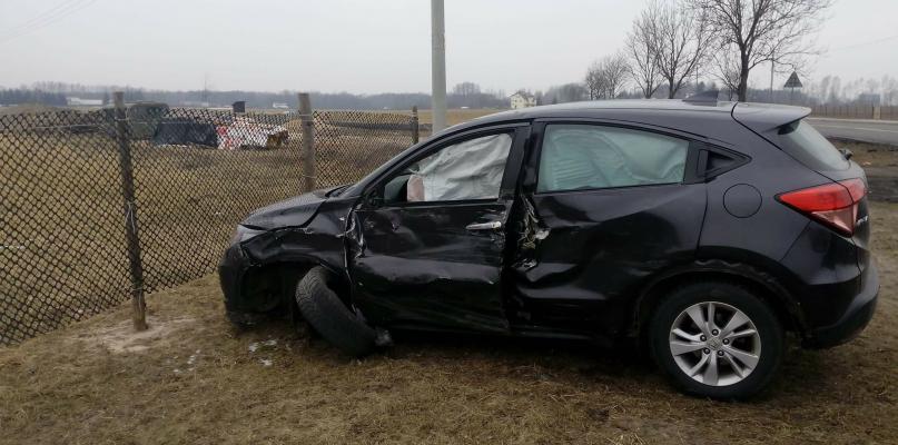 Trzy samochody zderzyły się na krajówce, dwie osoby w szpitalu