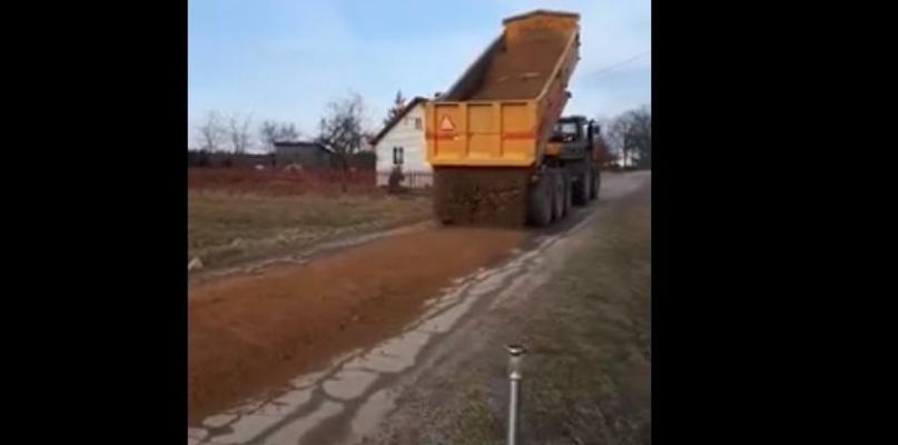 Żwir wysypali na asfalt. Tak wójt gminy Ceranów naprawia drogę!