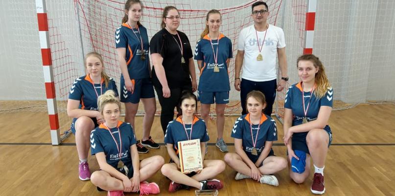 Szczypiorniski z ZS Nr 1 mistrzyniami powiatu, chłopcy wicemistrzami