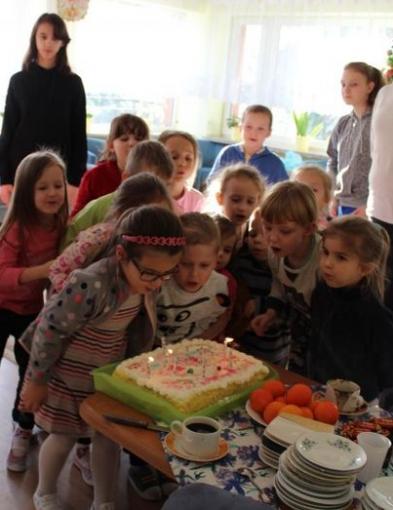 Przedszkolaki przekazały słodycze i książki wychowankom domu dziecka