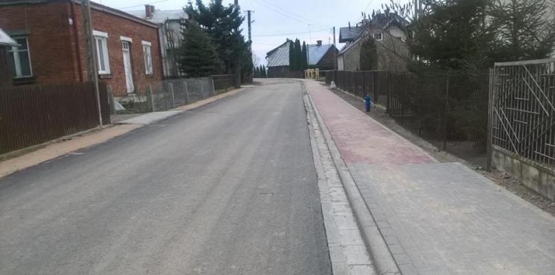 Były gigantyczne dziury, jest asfalt i jeszcze chodnik