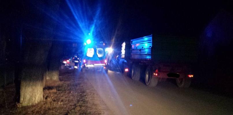 Honda uderzyła w ciągnik, pasażer auta trafił do szpitala