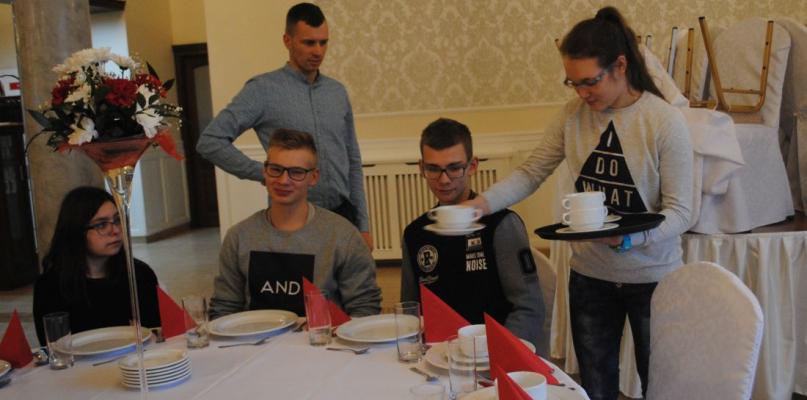Wcielali się w rolę kelnerów, ale też i gości imprezy