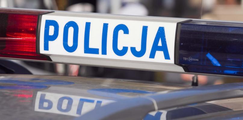 Na śliskiej jezdni nie opanowała auta i dachowała w rowie