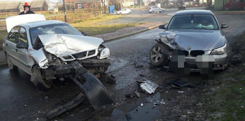 Trzy osoby w szpitalach po zderzeniu lanosa i BMW.