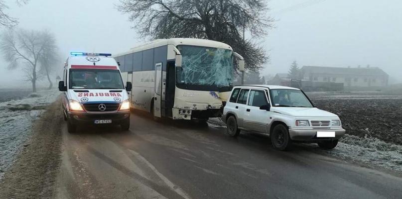 Autobus wpadł w poślizg i staranował osobówkę