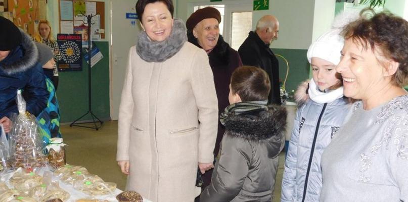 Kiermasz w szkole był okazją do integracji wszystkich mieszkańców