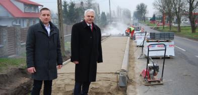 Dwa chodniki przy krajówce już powstają, kolejny jest w planach…