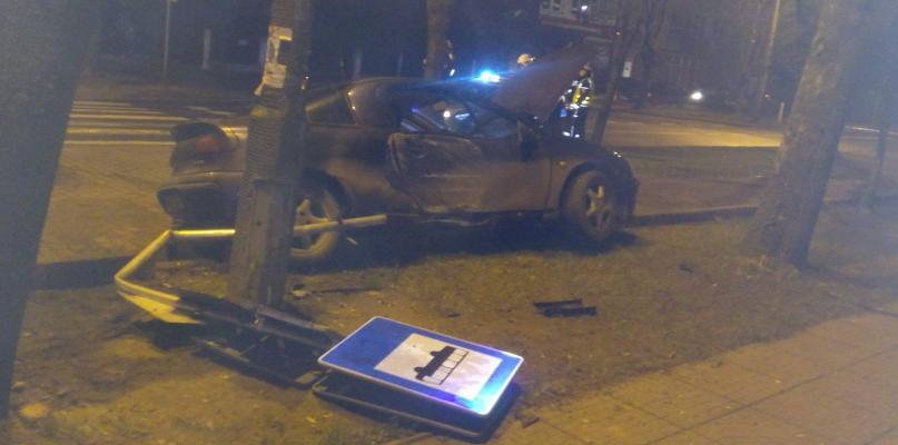 Młody kierowca wjechał tigrą w przystanek autobusowy pod SOK