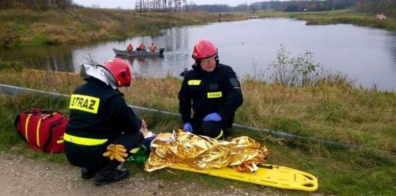 Do zalewu w Niewiadomej wpadł samochód osobowy…