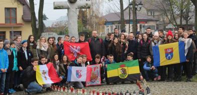 Uczniowie Publicznej Szkoły Podstawowej Nr 3 w hołdzie Niepodległej