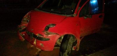 Matiz uderzył w ogrodzenie, dwie osoby w szpitalu