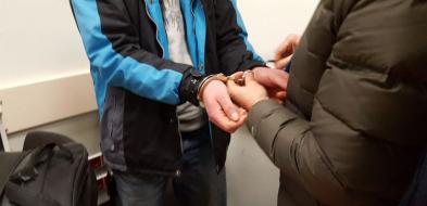 Skuty kajdankami kilkanaście godzin ukrywał się w kukurydzy