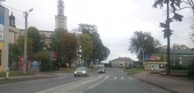 Rondo czy światła na ruchliwym skrzyżowaniu? Na razie nowy asfalt.