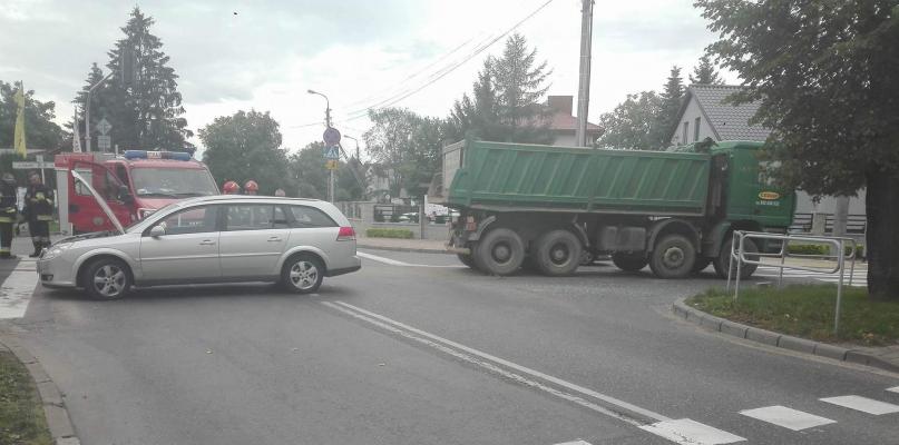 8-letnie dziecko w szpitalu po zderzeniu vectry i ciężarówki