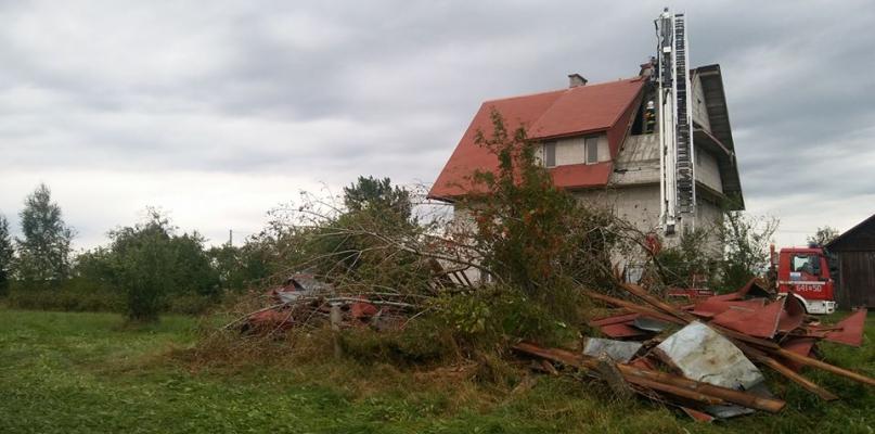 Wichura wyrywała drzewa z korzeniami i niszczyła dachy budynków