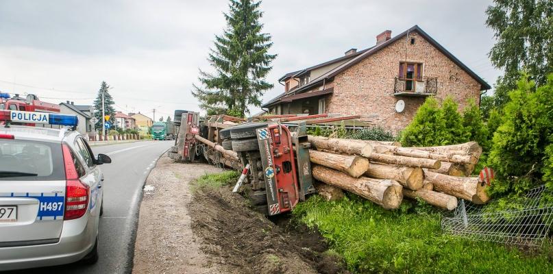 Kolos z drewnem przewrócił się na krajówce w Grochowie