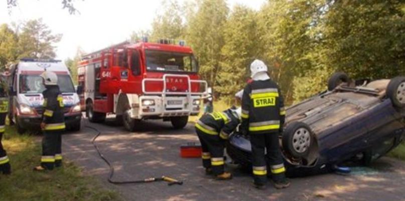 Auto dachowało na trasie Chądzyń - Sterdyń. Kierowca pijany.