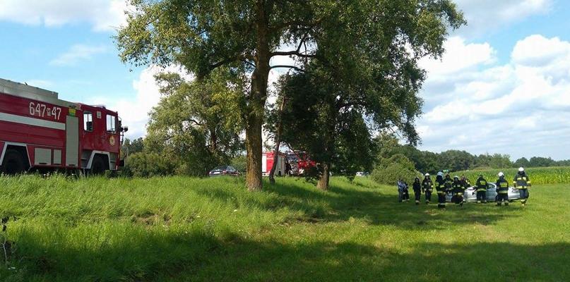 Kobieta w ciąży poszkodowana po dachowaniu auta