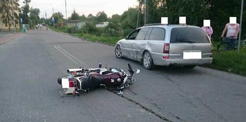 Motocyklista uderzył w opla, trafił do szpitala