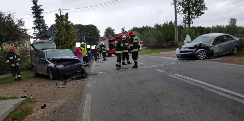 Czołówka w Zembrowie. Toyota i volkswagen rozbite.