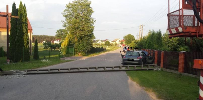 Kierowca trzeźwy, pasażerka miała ponad 3 promile. Uderzyli w słup.