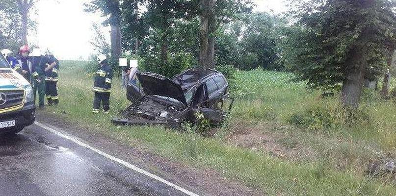 Volvo dachowało na krajówce, 18-latek trafił do szpitala