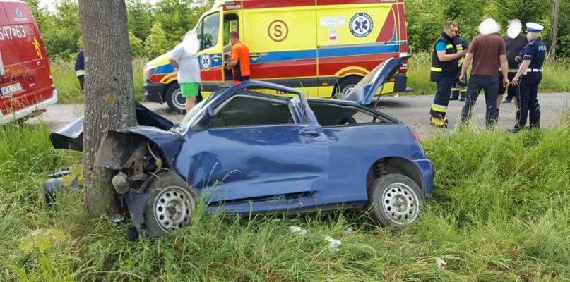 Uderzył seatem w drzewo, auto zostało poważnie uszkodzone
