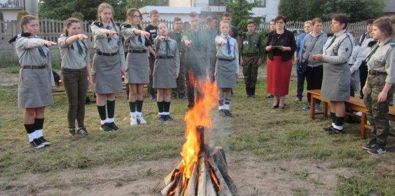 Harcerska gra miejska w Kosowie Lackim i integracja przy ognisku