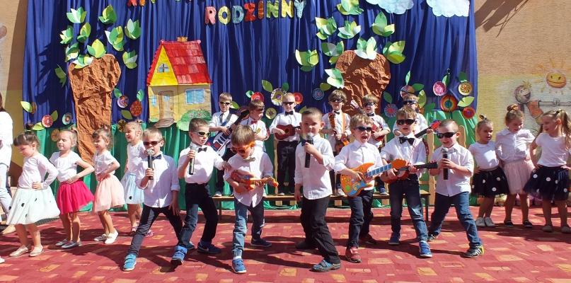 Gwiazdy estrady na Pikniku Rodzinnym w sokołowskim przedszkolu