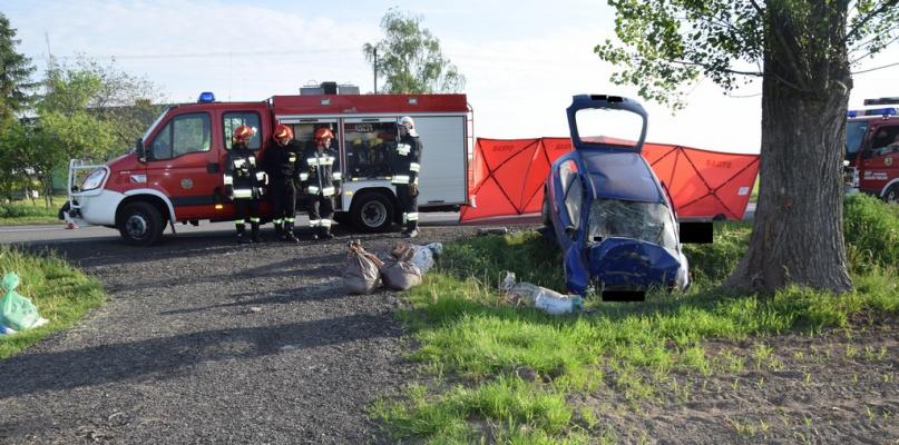 Corsa uderzyła w drzewo pod Brzozowem, kierowca zginął na miejscu