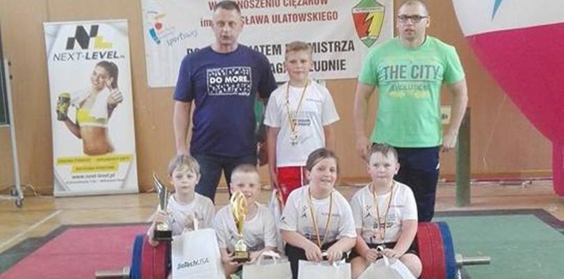 Młodzi sztangiści startowali w wieloboju atletycznym w Warszawie