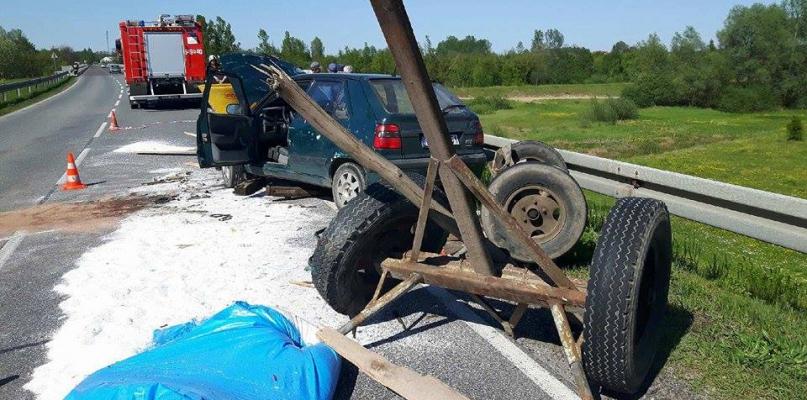 Kierującej skodą nic się nie stało, z wozu zostały drzazgi