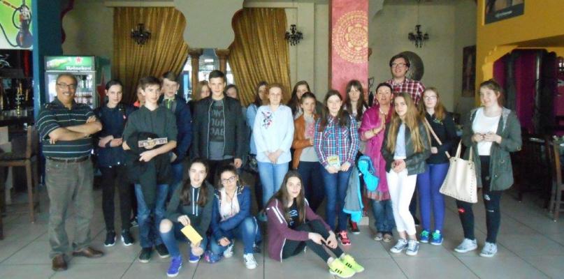 W „Hollywood Bollywood” po angielsku i w języku migowym