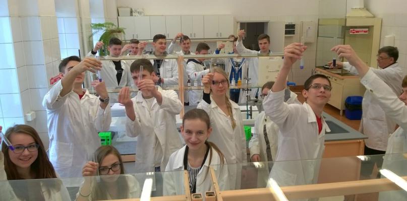Licealiści w uniwersyteckim laboratorium badali napoje gazowane