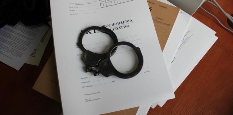 29-latek napadł na kobietę, złamał jej rękę i ukradł telefon