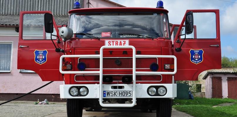 Strażacy z OSP Szkopy pomogli wyciągnąć karetkę z błota