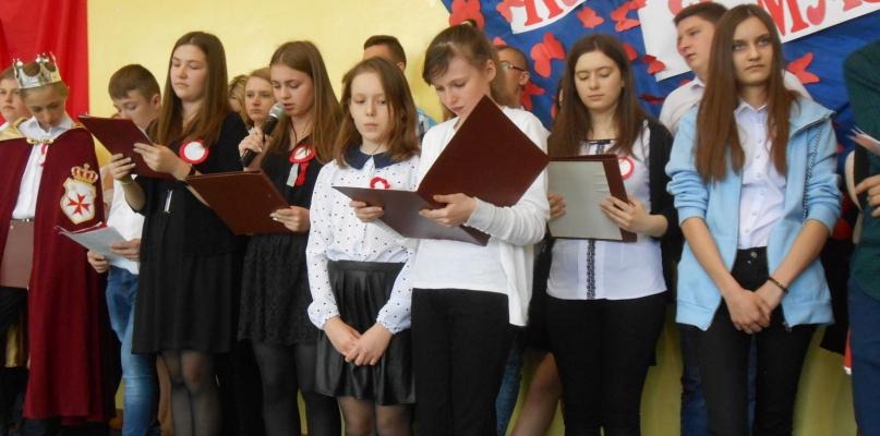 Były kotyliony, poezja i wspólne śpiewanie pieśni patriotycznych