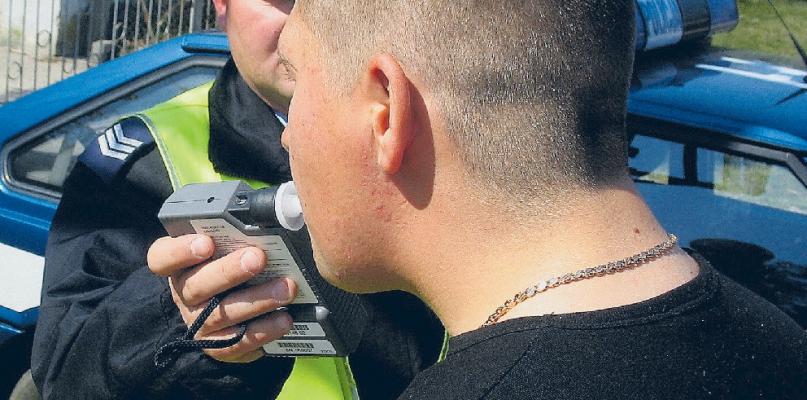 Codziennie w policyjny alkomat dmucha 100 osób. I są efekty…